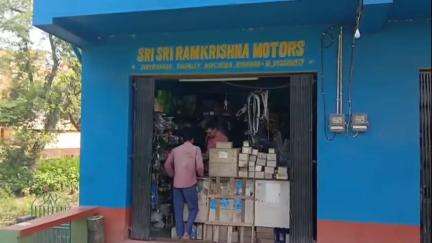 বর্ধমান ১: গলায় চাকু ধরে মিরছোবা সূর্যনগর এলাকায় দোকান ও বাড়িতে লুটপাট দুস্কৃতীদের, খোয়া গেল দোকান থেকে নগদ প্রায় দেড় লাখ টাকা