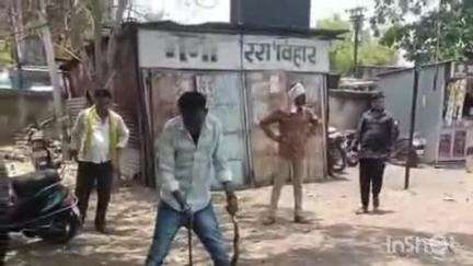 बाभूळगाव: शहरातील बसस्थानक परिसरात निघालेल्या अजगराला सर्पमित्राने दिले जीवनदान