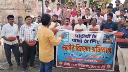 खरगौन: राज्य शिक्षक संघ ने धरगांव हाई सेकेंडरी में पक्षियों के लिए 101 सकोरे लगाए