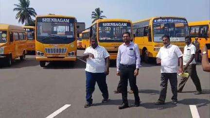 பொள்ளாச்சி: வட்டாரப் போக்குவரத்து துறை அதிகாரிகள் தனியார் பள்ளி வாகனங்களை ஆய்வு
