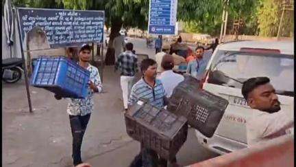 આણંદ શહેર: આણંદ મહાનગરપાલિકાના એસ્ટેટ વિભાગ દ્વારા સ્ટેશન રોડ અને વિદ્યાનગર રોડ પરના લારી ગલ્લાના દબાણો દૂર કરાયા
