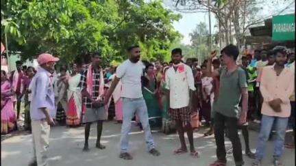 মৰঙী: পোৰাবাংলাত উত্তপ্ত পৰিস্থিতি, বন বিভাগৰ বিৰুদ্ধে আটছাৰ নেতৃত্বত ৰাজপথলৈ ওলাই আহিল শ শ ৰাইজ,প্ৰতিবাদস্থলীত উপস্থিত আৰক্ষী