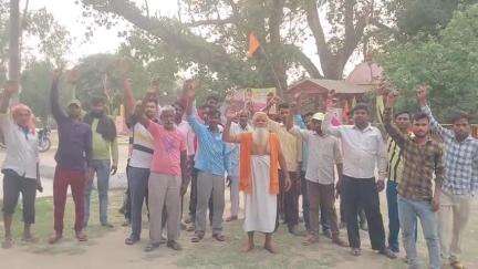 पूरनपुर: गांव धर्मापुर रेलवे स्टेशन के पास स्थित धार्मिक स्थल के यज्ञशाला एवं यात्री शेड पर रेलवे ने चलाया बुलडोज़र