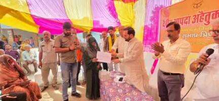 पयागपुर: विधायक पयागपुर ने अग्निकांड से पीड़ित व्यक्तियों को वितरित की सहायता राशि के प्रमाण पत्र