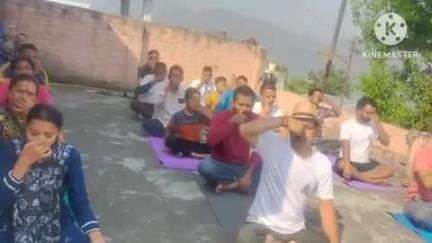 भिकियासैन: उत्तराखंड आयुष विंग के निर्देश पर आयुर्वेदिक विभाग ने हउली में आयोजित किया योग शिविर