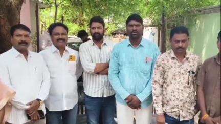 బెల్లంపల్లి: బెల్లంపల్లి పట్టణంలో 34 వార్డులలోని నిరుపేదలకు ఇందిరమ్మ ఇల్లు చెందాలని సర్వే చేపడుతున్న ఇందిరమ్మ కమిటీ సభ్యులు