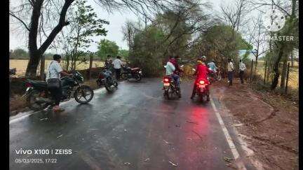 हटा: आंधी तूफान से कांटी गांव में तबाही, 3 पेड़ गिरे, यातायात बाधित, हटा-मड़ियादो मार्ग बंद