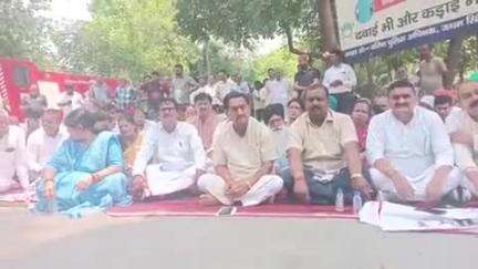 रुद्रपुर: किच्छा विधायक तिलक राज बेहड़ ने एसएसपी कार्यालय गेट पर ओवरलोड डंपरों के खिलाफ किया धरना प्रदर्शन