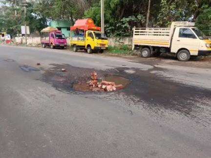 செங்கோட்டை: சாலையில் கிடந்த பள்ளத்தின் காரணமாக ஓரமாக வந்த இரண்டு சக்கர வாகனங்கள் மோதிக்கொண்ட விபத்தில் இருவர் காயம்