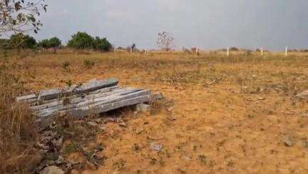 పుంగనూరు: తమ అనుభవంలో ఉన్న భూమిలో దౌర్జన్యంగా ప్రవేశించి. కంచే ఏర్పాటు చేశారని ఆరోపించినమహిళలు.