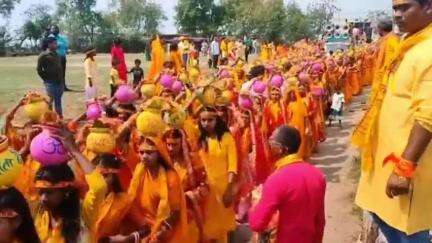 दारू: अचलजामू में कलश यात्रा के साथ श्री श्री 1008 लक्ष्मी नारायण महायज्ञ का शुभारंभ
