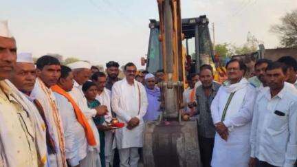 सेनगाव: जयपुर येथे आमदार मुटकुळे यांच्या हस्ते शेत-पांदन रस्त्याचे भूमिपूजन