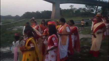 ইংরেজবাজার: নরহাট্টার জোত বসন্ত গ্রামে শুরু হল শ্রীশ্রী রাধাকৃষ্ণের লীলা সংকীর্তন অনুষ্ঠান। এই উপলক্ষে কলস যাত্রা