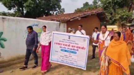 बोलबा: सिमडेगा के भूमि संरक्षण विभाग ने बोलबा के कादोपानी गांव में 'नगाड़ा बजाओ जल बचाओ' अभियान शुरू किया