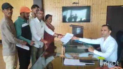 बागेश्वर: गोगीना में JE की लापरवाही से करेंट लगने से महिला की मौत, जिलाधिकारी को बर्खास्तगी की मांग का ज्ञापन दिया गया