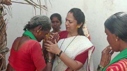 ಪಾವಗಡ: ಮುಗದಾಳಬೆಟ್ಟ ಗೊಲ್ಲರಹಟ್ಟಿಗೆ ರಾಜ್ಯ ಮಹಿಳಾ ಆಯೋಗದ ಅಧ್ಯಕ್ಷೆ ನಾಗಲಕ್ಷ್ಮಿ ಚೌದರಿ ಭೇಟಿ, ಮೊಬೈಲ್ ಟಾಯ್ಲೆಟ್ ಸ್ಥಾಪಿಸಲು ಸೂಚನೆ