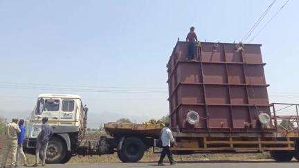 तळोदा: अंकलेश्वर-बऱ्हाणपूर महामार्गावर आश्रवा गावाजवळ ट्रॉला चालकाचा शॉक लागून कॅबिनमध्येच होरपळून मृत्यू