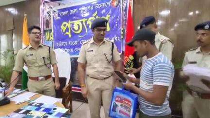 ইংরেজবাজার: ফার্ম এলাকায় একটি অনুষ্ঠানের মধ্য দিয়ে 310টি হারিয়ে যাওয়া মোবাইল প্রকৃত মালিকদের হাতেফেরাল জেলা পুলিশ