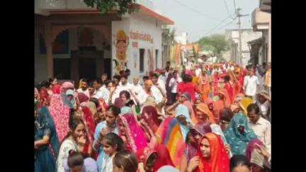 डूंगला: बड़वाई गांव में भव्य शोभायात्रा के साथ स्वर्ण कलश महोत्सव का समापन, सैकड़ों की संख्या में लोग रहे मौजूद