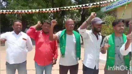 ఇల్లంతకుంట: వరి ధాన్యం ఆరబెట్టేందుకు స్థలం కేటాయించాలని డిప్యూటీ తాసిల్దార్ శ్రీలతకు వినతి పత్రాన్ని అందజేసిన రైతులు