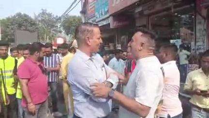 रुद्रपुर: रुद्रपुर में नगर निगम के अधिकारियों ने फुटपाथ खाली कराने के लिए दिखाई गांधीगिरी, व्यापारियों से मुलाकात कर दिए फुल