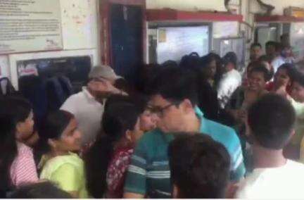 तोपचांची: गोमो में लोको पायलट की पत्नियों का 3 घंटे तक जोरदार हंगामा, धरना प्रदर्शन जारी रहा
