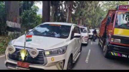 குன்னூர்: நீலகிரி சாலைகளில் வாகனநெரிசல்  சிக்கிக்கொண்டசபாநாயகர்   போக்குவரத்தை சரிசெய்யமுடியாமல் தினறியகாவல்துறை