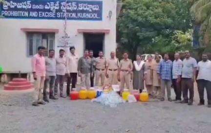 కర్నూలు: కర్నూల్ నగరంలోని బంగారు పేటలో నాటు సార స్థావరాలపై ఎక్సైజ్ పోలీసులు దాడులు