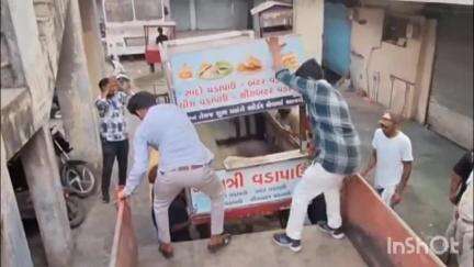 આણંદ શહેર: વિદ્યાનગર રોડ,એપીસી સર્કલ અને ખાઉધરા ગલી પાસે આડેધડ ઉભી રાખવામાં આવેલ લારીઓ જપ્ત કરવામાં આવી