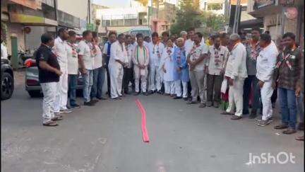 ખંભાળિયા: સરકાર ને જાતિ જનગણના નો નિર્ણય લેવાની ફરજ પડી છે જેને લઈ જિલ્લા કોંગ્રેસ દ્વારા ફટાકડા ફોડી ઉજવણી કરાઈ.