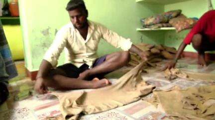 காரியாபட்டி: காமராஜர் காலனியில்  கள்ளழகர் ஆற்றில் இறங்கும் போது பயன்படும் பை தயாரிக்கும் பணி பாதிப்பு #localissue