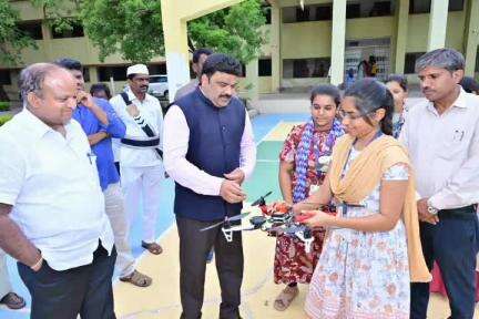 కర్నూలు: డ్రోన్ టెక్నాలజీ వేగంగా అభివృద్ధి: కర్నూలు జిల్లా కలెక్టర్ రంజిత్ భాష