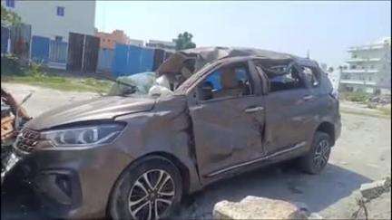 பர்கூர்: பர்கூர் பகுதியில் சுற்றுலா செல்வதற்காக சென்று கொண்டிருந்த கார் சாலை ஓரமாக இருந்த மின்கம்பத்தில் மோதி விபத்து