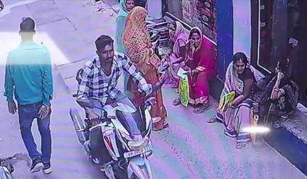 रोसड़ा: सिनेमा चौक से बाइक चोरी, सीसीटीवी में कैद हुई वारदात, पुलिस ने मांगा सहयोग
