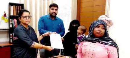 बहराइच: बहराइच जिले में मिल दुर्घटना में मृतक श्रमिक के हिताधिकारियों को डीएम ने भेंट की ₹15 लाख 04 हजार 425 की धनराशि