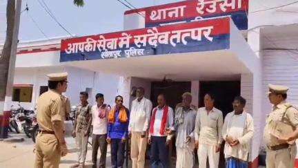 बिसवां: रेउसा थाने में क्षेत्र के हिस्ट्रीशीटर अपराधियों की कराई गई परेड, कहा- बुलाने पर ना आने वालों पर की जाएगी कार्रवाई