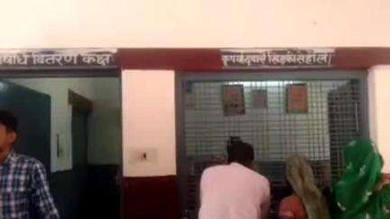 बिसवां: राजापुर के बारिन पूर्व गांव में आपस में लड़ रहे कुत्तों को डंडा मारने पर कुत्तों ने युवक पर हमला कर किया घायल