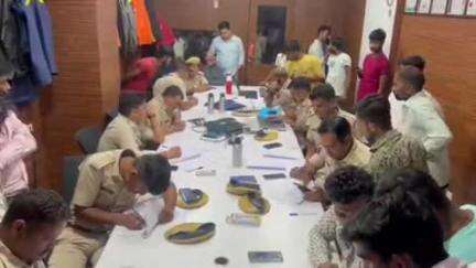 सागवाड़ा: सागवाड़ा में अनाधिकृत बाहरी लोगों की पहचान के लिए पुलिस ने सर्च अभियान चलाया, ज़ील कंपनी के कर्मियों का हुआ वेरिफ़िकेशन