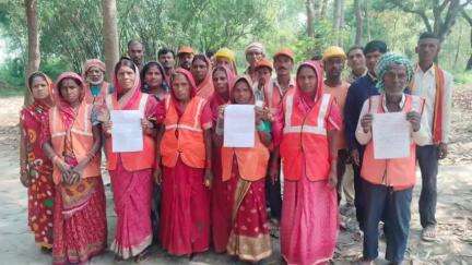 चनपटिया: चनपटिया में वेतन न मिलने पर स्वच्छता कर्मियों ने किया विरोध प्रदर्शन
