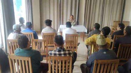 बेरीनाग: पुलिस ने चौकोड़ी में होटल संचालकों के साथ की बैठक