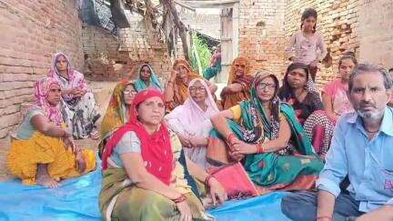 ताखा: छात्रा का शव क़दमपुर गांव पहुंचते ही लोगों का थानाध्यक्ष के लिए फूटा गुस्सा, कहा- कार्यवाही होती तो बेटी जिंदा होती