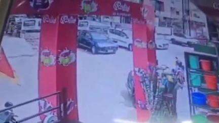 कांके: रांची के अरगोड़ा में खुजली वाला पाउडर डालकर तीन लाख रुपये की छिनतई, घटना सीसीटीवी में कैद