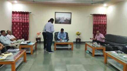 झालरापाटन: संभागीय आयुक्त कोटा संभाग राजेन्द्र सिंह शेखावत की अध्यक्षता में सर्किट हाउस में जनसुनवाई एवं समीक्षा बैठक आयोजित की गई