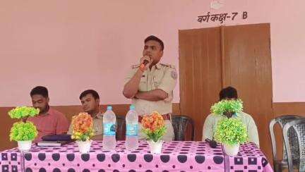 बरवाडीह: छिपादोहर पुलिस ने मिशन स्कूल में सड़क सुरक्षा जागरूकता अभियान चलाया