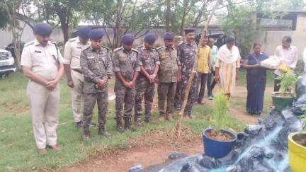सेन्हा: सेन्हा थाना में धरधरिया जलप्रपात शहादत दिवस पर शहीद जवानों को श्रद्धांजलि, जमशेद खान को बहादुरी के लिए सम्मानित