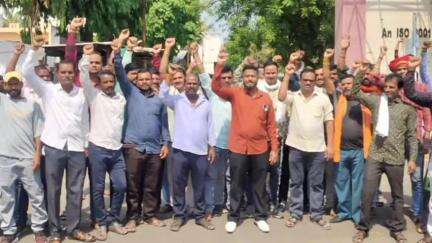 अचलपूर: फिन्ले मिल परिसरात कामगारांचे आंदोलन, मिल सुरू करण्याची मागणी, १५ कामगारांच्या आत्महत्यानं खळबळ