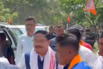 মৰিগাঁও: ঔজাৰী খেলপথাৰত অনুষ্ঠিত বিশাল নিৰ্বাচনী প্ৰচাৰ সভাত অংশগ্ৰহণ কৰে বিজেপি ৰাজ্যিক সভাপতি