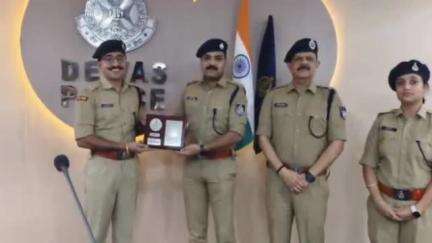 देवास नगर: पुलिस अधीक्षक कार्यालय में अपराध समीक्षा बैठक आयोजित, पुलिस कर्मियों को किया गया पुरस्कृत