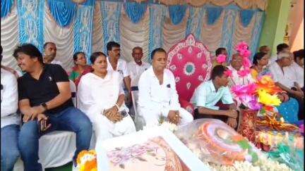 আউশগ্রাম ২: মাধ্যমিকে রাজ্যে সপ্তম স্থানাধিকারী অমরারগড়ের ছেলে শৌরীন রা়কে সম্বর্ধনা দেওয়া হল, উপস্থিত জেলা পরিষদের মেন্টার