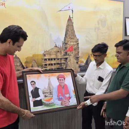 ખંભાળિયા: જિલ્લા ભાજપના અધ્યક્ષ તરીકે મયુર ગઢવી પુનઃ નિયુક્તિ થવા બદલ તેમને ફોટો ભેટ અર્પણ કરીને તેમનુ સન્માન કરાયું.